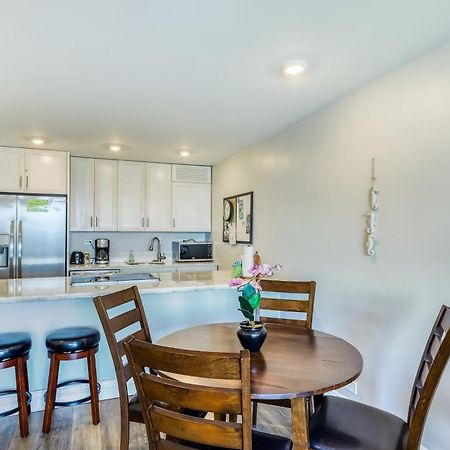 Kahana Reef Oceanfront Condos Room photo