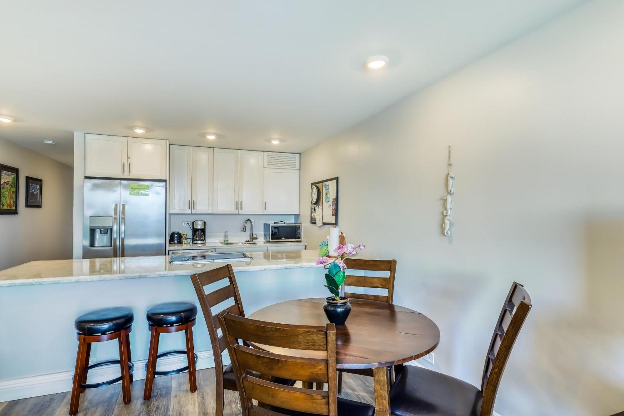 Kahana Reef Oceanfront Condos Room photo