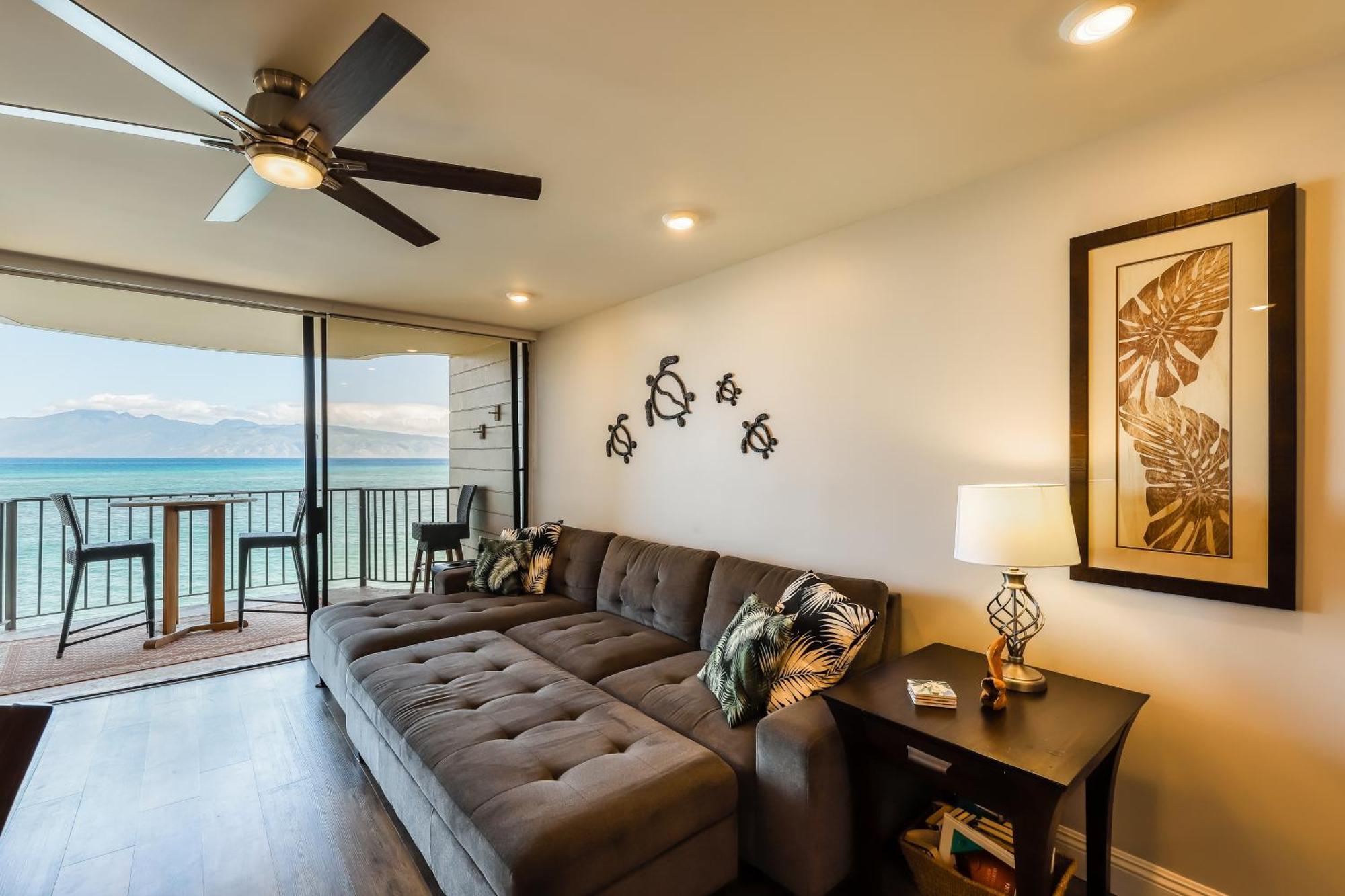 Kahana Reef Oceanfront Condos Room photo