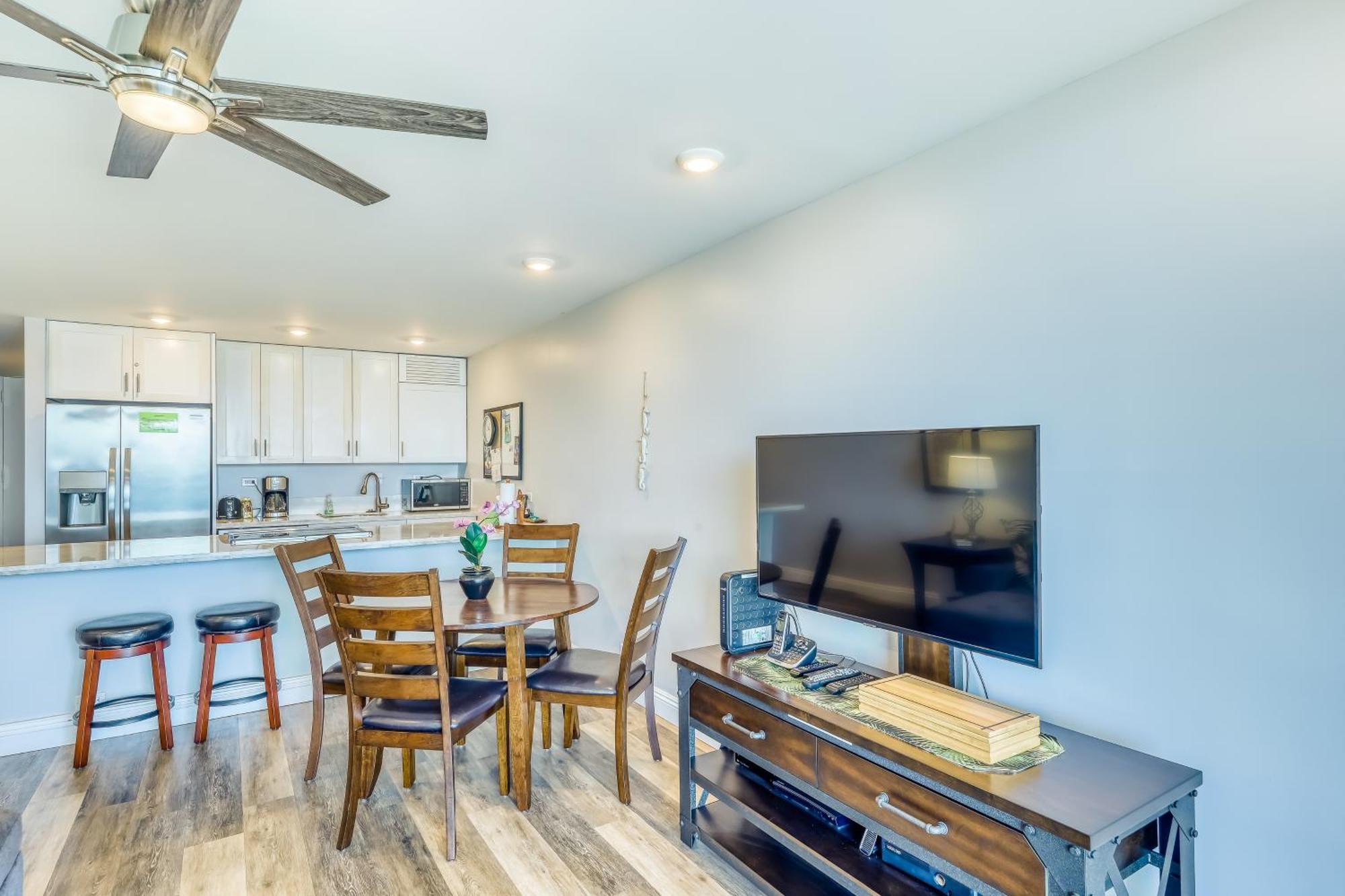 Kahana Reef Oceanfront Condos Room photo