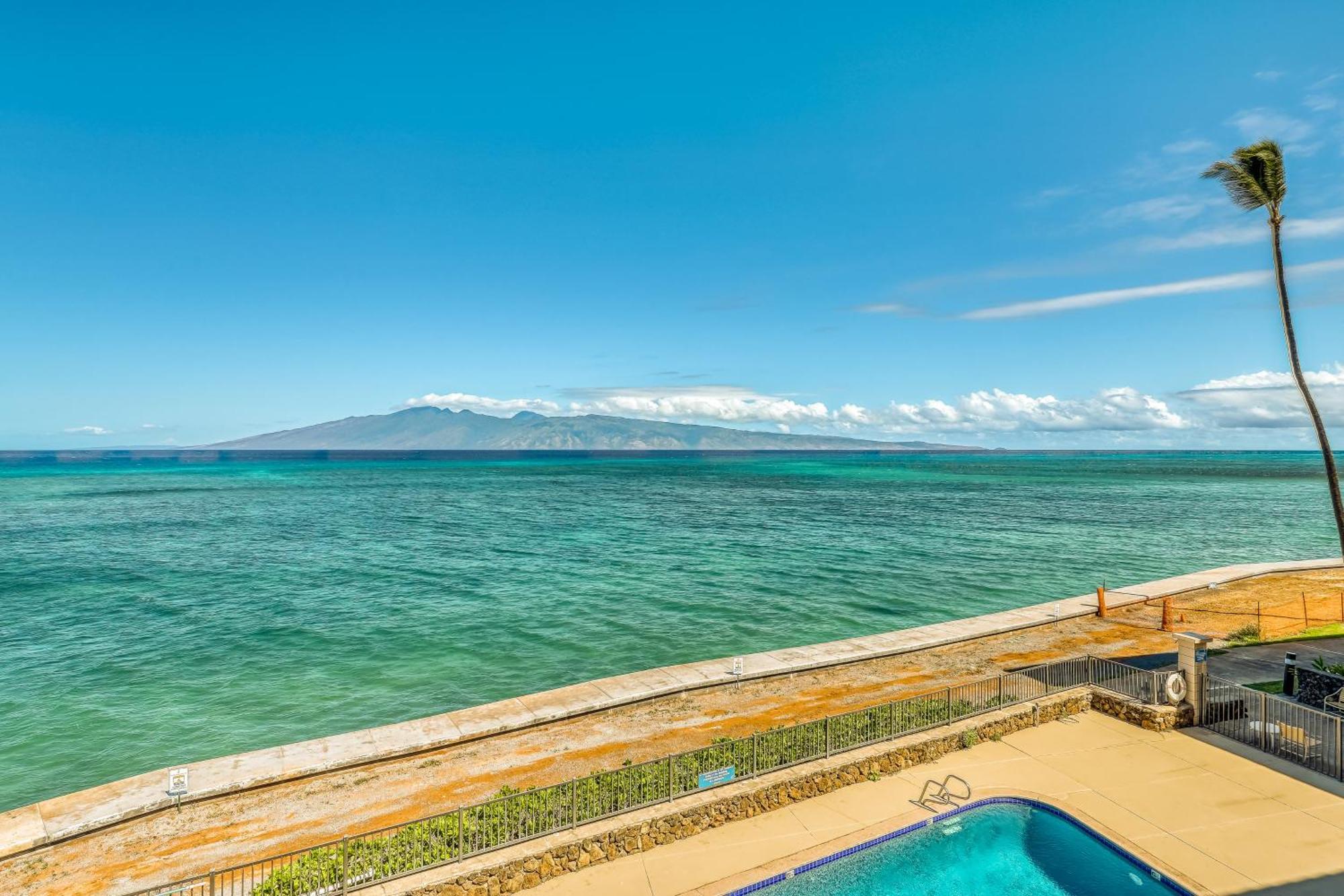 Kahana Reef Oceanfront Condos Room photo